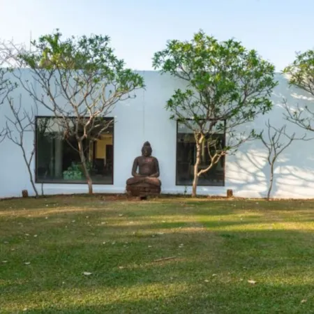 Frangipani by Hireavilla- Luxury Estate in Alibaug Отели рядом с достопримечательностью «Алибаг Бич»
