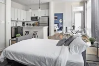 Spacious 2Bd with Private Balcony and Free Parking Hotels near Spectrum Center