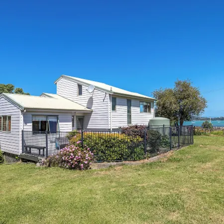 Tikirau Bay Views Отели рядом с достопримечательностью «Автобус Explorer Island Waiheke»