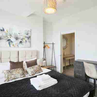 Large Luxury Home in Solihull - Sleeps 14 Near NEC & BHX Rooms