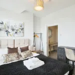 Luxurious 7-Bedroom Home in Solihull, Close to NEC & BHX Hotels in Shirley