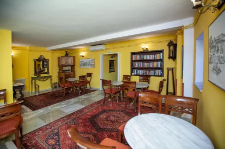 Byron Traditional Hotel