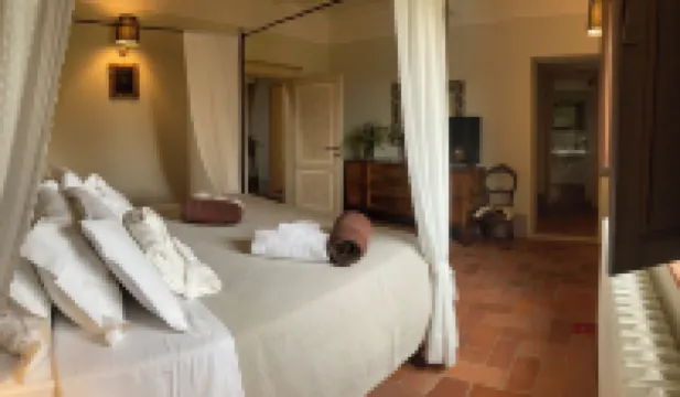 蒙塔爾巴諾村莊由祕密山丘