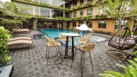 Sasha Transit Hotel - Rooftop Pools