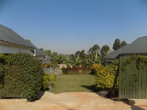 Deluxe Hotel - Ishaka Hotels in Igara