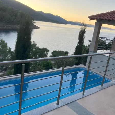 Beachfront Luxury Villa With Private Pool and Stunning Sea Views Отели в г. Чара