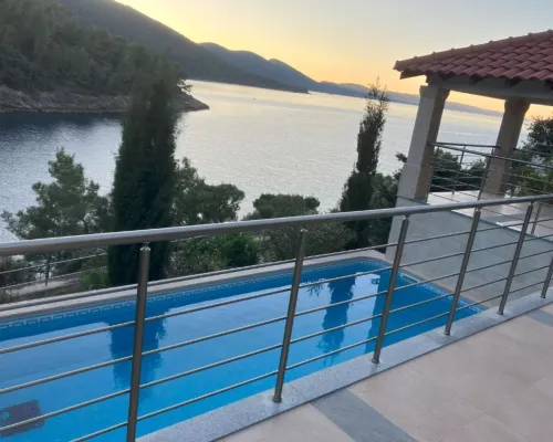 Beachfront Luxury Villa With Private Pool and Stunning Sea Views Hoteles en Čara