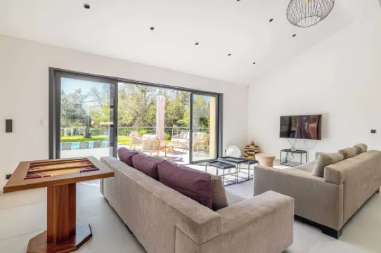 現代別墅帶加熱泳池和花園