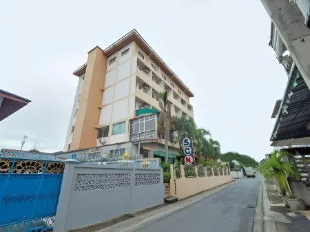 SCN City Hotel Rayong Отели рядом с достопримечательностью «Wat Chak Mak»