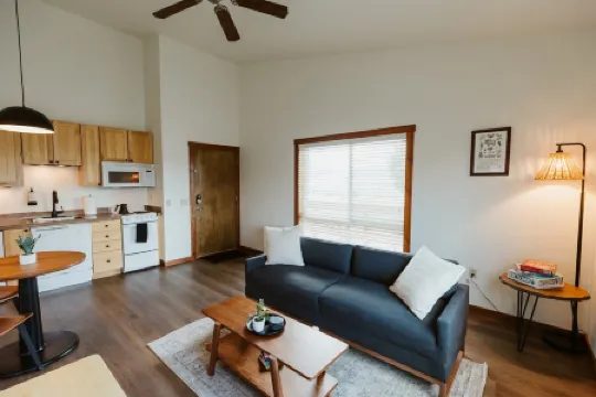 Stylish Suite with Full Kitchen and Scenic Access - Modern Haven