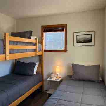 Gem of Yachats! Great view and location, dog friendly and cozy fireplace! Rooms