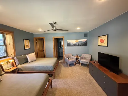 Hidden Cabin Retreat with Hot Tub in Lost City, WV