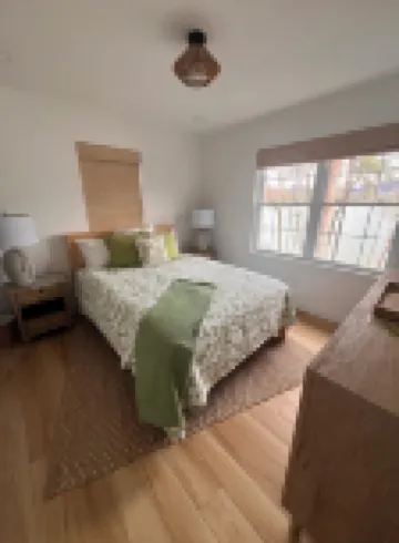 Luxury Lakefront Chatuge, 5 Beds 3 Bath, 2 Kitchens, Free WiFi, Sleeps 12 & Dock