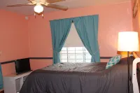 Charming Modern Retreat Near Downtown Jeffersonville & Bob Hedge Park