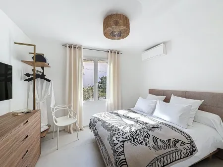 Near beach and port, renovated T2 sea view apartment with large terrace and private parking space