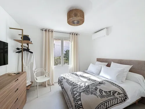 Near beach and port, renovated T2 sea view apartment with large terrace and private parking space