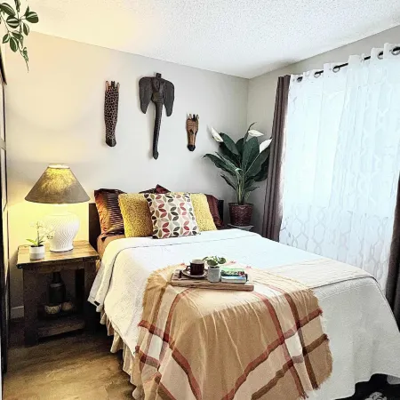 Stylish Downtown Condo Near Rogers Place l Parking, Gym, Balcony & Kitchen