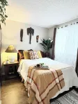 Stylish Downtown Condo Near Rogers Place l Parking, Gym, Balcony & Kitchen - Homestays