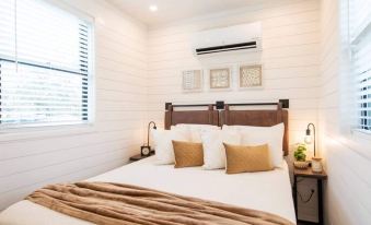 The Newtonian Tiny Container Home Near Magnolia