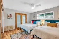 Beautiful home on the bluff overlooking river and mountain views with hot tub! - 4-Star