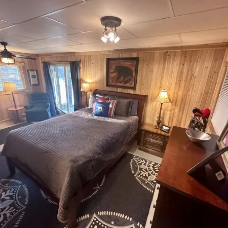 Lakefront Pet friendly with Hot Tub & Private Dock
