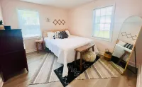 NEW Cozy Bungalow 3 bed/2 bath w/King & pet friendly - Coliseum•GAC•UNCG<5 min