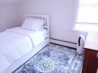 Bright, relaxing 2-story built in 1843, with WiFi & smart TVs in charming Dalton