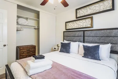 Pet Friendly Home Near Downtown Alhambra Отели рядом с достопримечательностью «Keck School of Medicine of USC Physician Assistant Program»