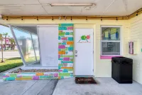 Pineapple Shores Retro Inn