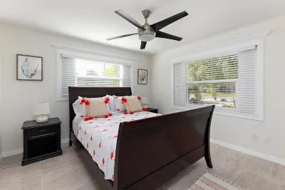 PROMO 5% WEEKLY AND 10% MONTHLY DISCOUNTPrivate Beach Back Yard ! 5 BR 2 Bath