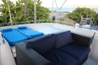 Sapphire Beach Houseboat Sleeps 6