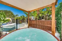Renovated Beach Villa with Heated Spa & Resort Style Garden only 400m the beach