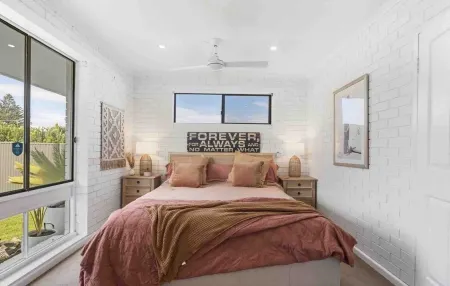 Relax in style  - mineral spa, games room, trampoline, fireplace (Pet friendly)