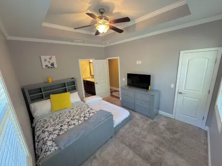 Spacious 5-bedroom house with AC, WiFi in charming Bluffton