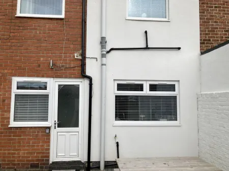 Spacious newly refurbished 3 bedroom home, close to the beach, dogs welcome.<br><br>