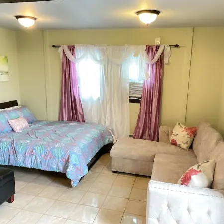 Convenient and clean studio near the beach and Newport.