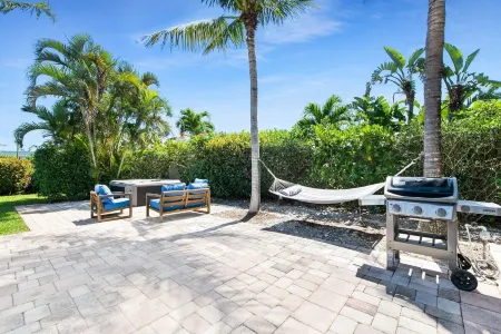 Boca Bliss: Family-Friendly Escape with Hot Tub & Grill, 1 Mile from the Beach! Отели в г. Бока-Ратон