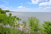 Charming Lakeside Breeze By The Lake
