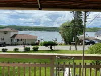 On the Lake! Hotels in Conesus