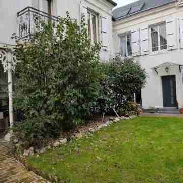 Newly renovated apartment in manor house, very close to town center Hotel Exterior