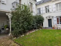 Newly renovated apartment in manor house, very close to town center