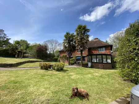 Hidden gem with hot tub  and tennis court in idyllic East Sussex  countryside . Отели в г. Хейлшем