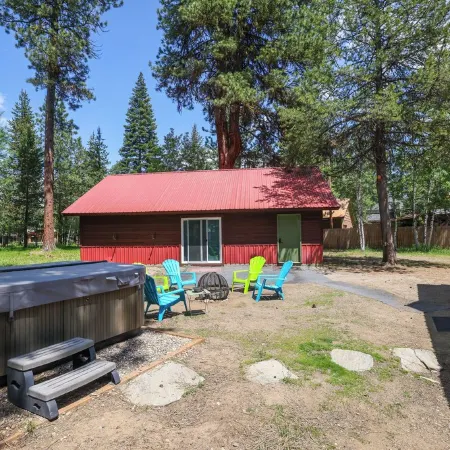 Nine Pines Outpost: Pet Friendly, Hot Tub, Game Room, w/ Private Treetop Escape.