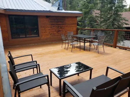 Updated Truckee mountain home Отели рядом с достопримечательностью «Запад Энд Бич»
