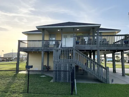 “New Ambiance” Enjoy this Lovely 2B/2B Beach Home! Sleeps 10! Beach access!