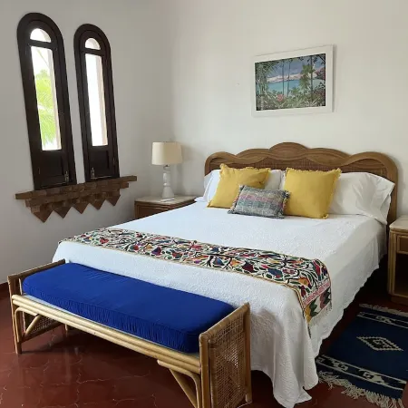 Spacious 2 bedroom oceanfront apartment Отели в г. Компостела
