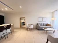 Prime Location 2 BDR Apt, Pool, GYM, ground floor, Walkable to Everything