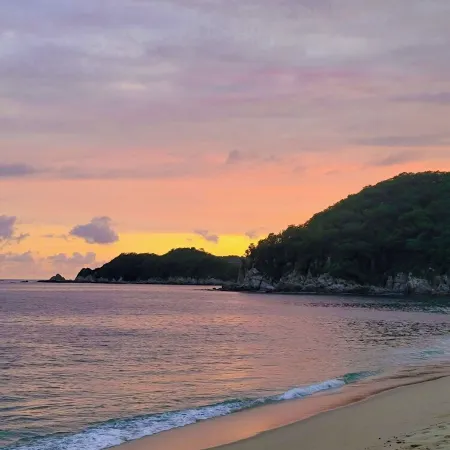 Huatulco beauty in Chahue Bay. Large family condo with ocean and mountain views