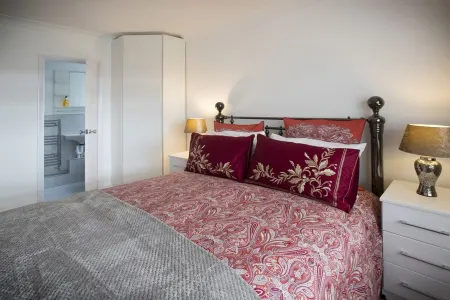 Mae's Lodge -  Your Home Away From Home Отели рядом с достопримечательностью «Залив Миннис»