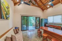 Surfer paradise w/pool close to beach yoga & cafes